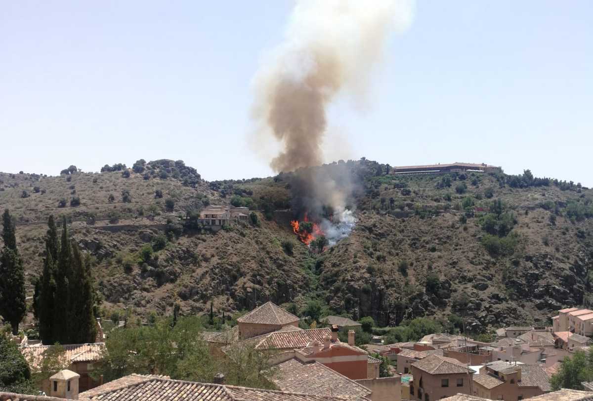 Declarado un incendio junto a la ermita de la Virgen del Valle.