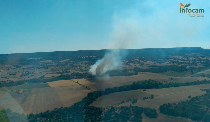 Columna de humo del incendio forestal en Castejón (Cuenca). Foto: Infocam.