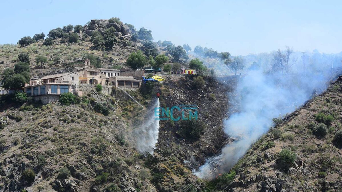 Incendio en el valle, junto a la ermita de la Virgen del Valle. Foto: Rebeca Arango.