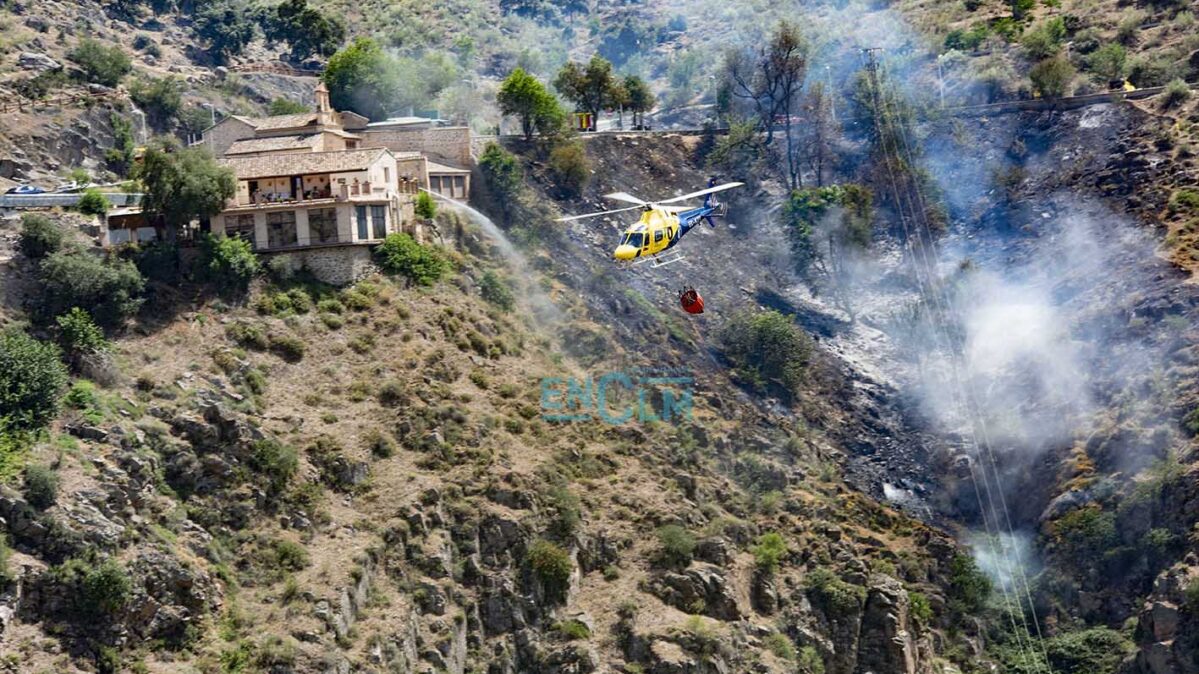 Incendio en el valle, junto a la ermita de la Virgen del Valle. Foto: Rebeca Arango.