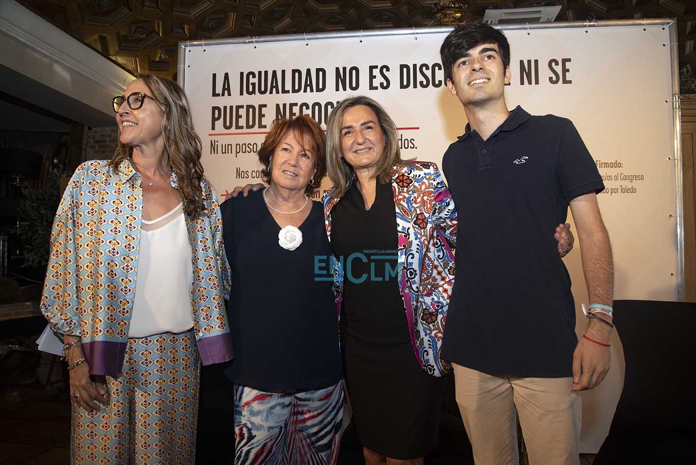 Rosa Villacastín ha estado hoy en Toledo, junto a Milagros Tolón y Montse Muro, en un acto de campaña del PSOE.
