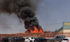 Incendio en una nave de palés, en Hontanaya (Cuenca).