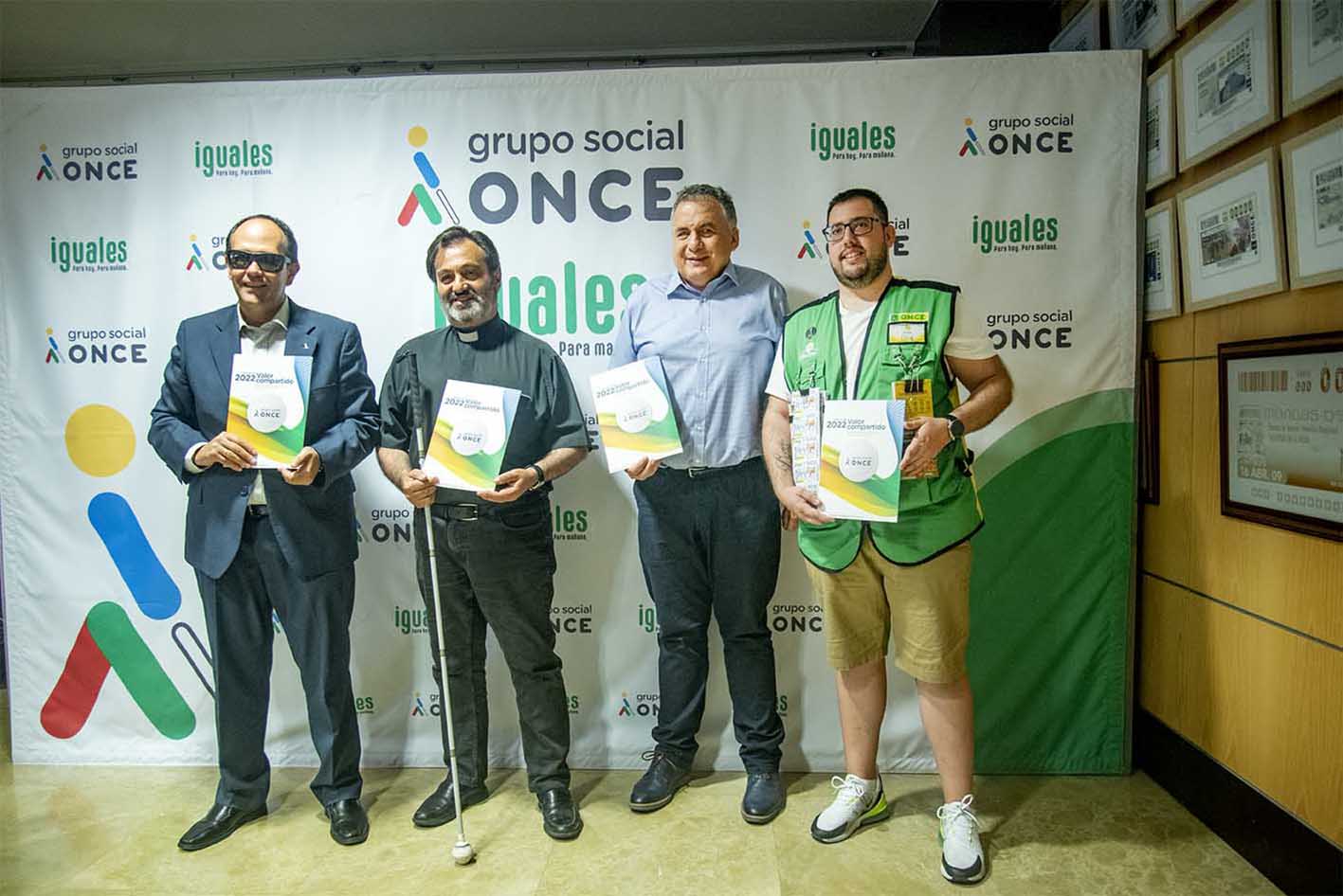 El delegado de la ONCE en Castilla-La Mancha, Carlos Javier Hernández Yebra, y el presidente del Consejo Territorial, José Martínez, presentan los datos del grupo social