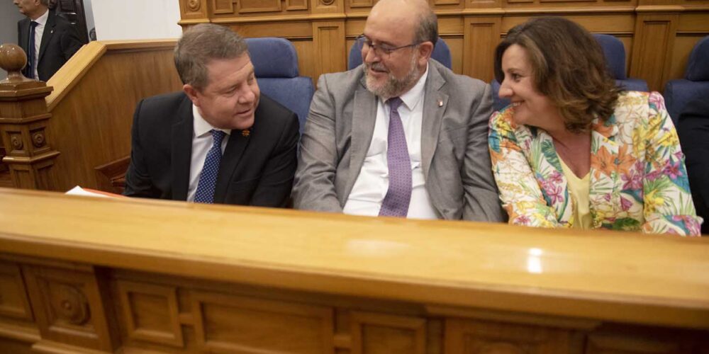 El presidente de Castilla-La Mancha, Emiliano García-Page, junto con José Luis Martínez Guijerro y Patricia Franco, vicepresidente y consejera de Economía, Empresas y Empleo de Castilla-La Mancha. Foto: Rebeca Arango.