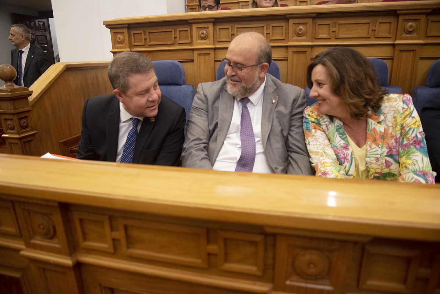 El presidente de Castilla-La Mancha, Emiliano García-Page, junto con José Luis Martínez Guijerro y Patricia Franco, vicepresidente y consejera de Economía, Empresas y Empleo de Castilla-La Mancha. Foto: Rebeca Arango.