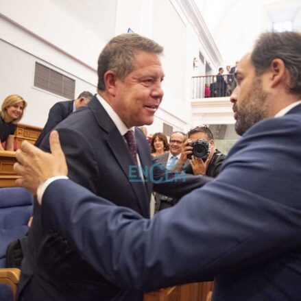 Emiliano García-Page Y Paco Núñez, en la sesión de investidura del primero como presidente de Castilla-La Mancha. Foto: Rebeca Arango.