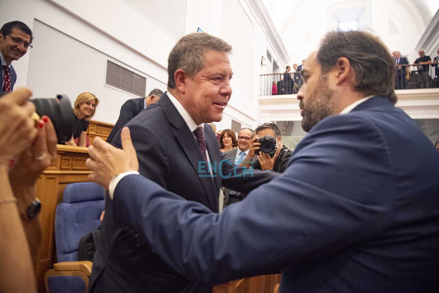 Emiliano García-Page Y Paco Núñez, en la sesión de investidura del primero como presidente de Castilla-La Mancha. Foto: Rebeca Arango.