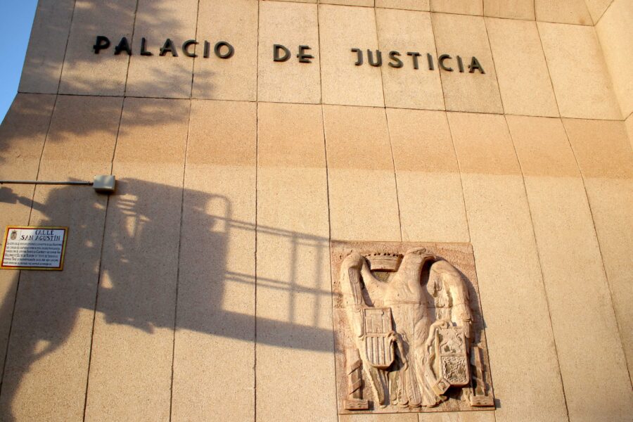 Retiran el escudo del Águila de San Juan de la fachada del Palacio de Justicia de Albacete