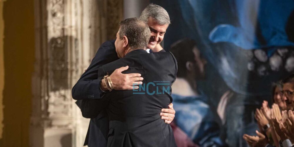 Page y Álvaro Gutiérrez se abrazan durante el acto de toma de posesión del primero como delegado de la Junta en Toledo