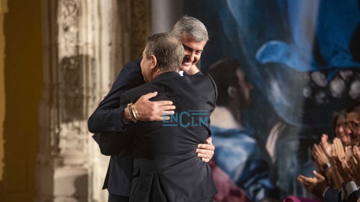 Page y Álvaro Gutiérrez se abrazan durante el acto de toma de posesión del primero como delegado de la Junta en Toledo