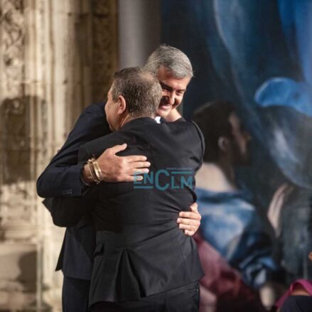 Page y Álvaro Gutiérrez se abrazan durante el acto de toma de posesión del primero como delegado de la Junta en Toledo