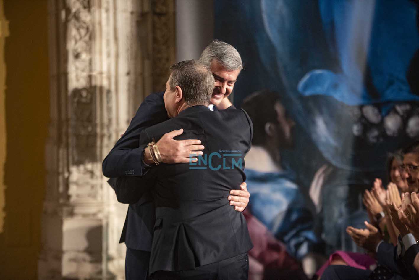 Page y Álvaro Gutiérrez se abrazan durante el acto de toma de posesión del primero como delegado de la Junta en Toledo