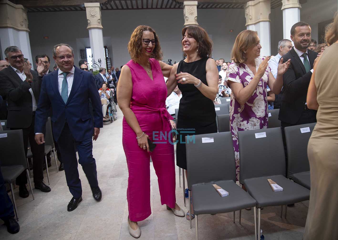 Sara Simón y Blanca Fernández, la nueva consejera de Igualdad y la consejera saliente. A su lado, Rosana Rodríguez y José Luis Escudero