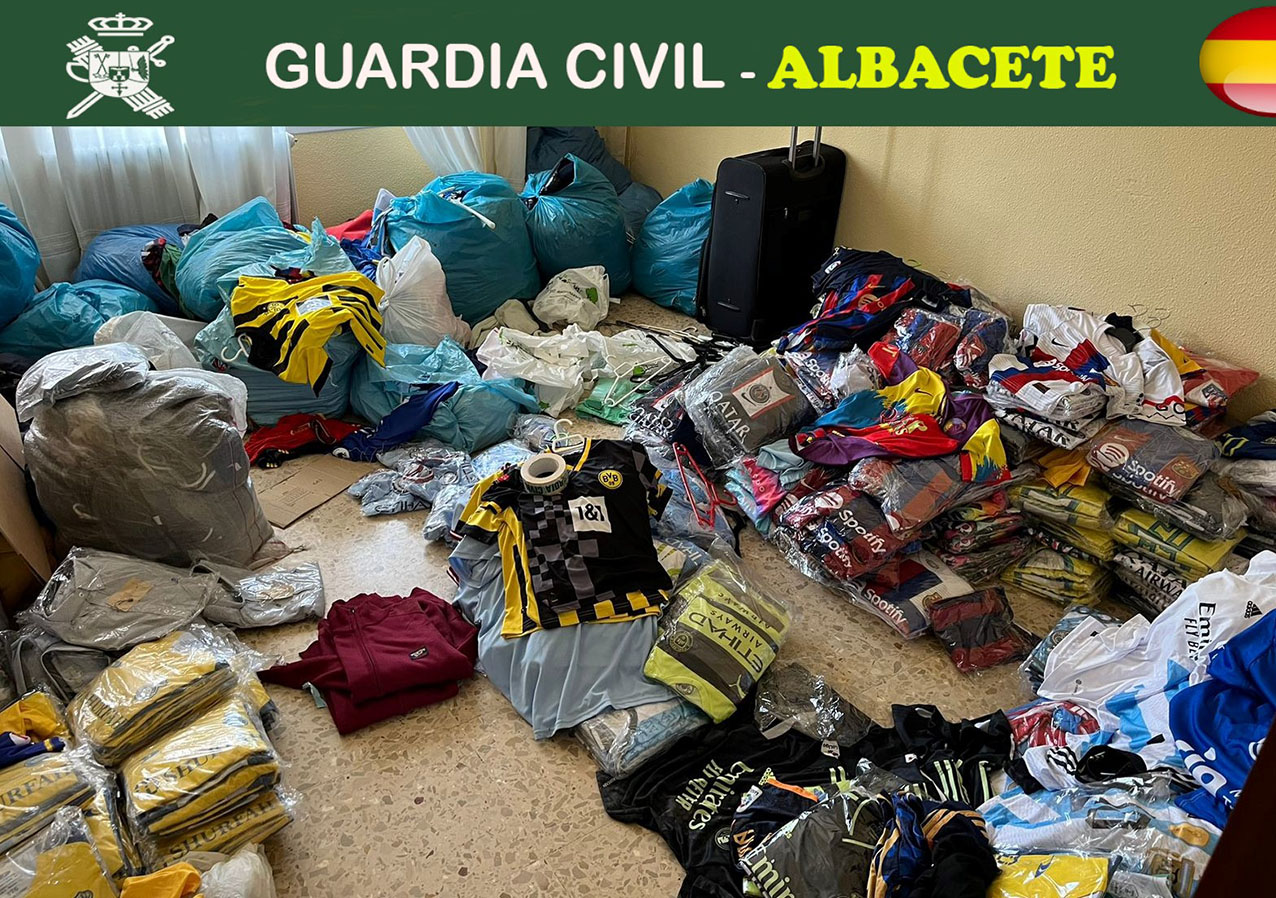 Parte de la ropa, supuestamente falsificada, incautada por la Guardia Civil.