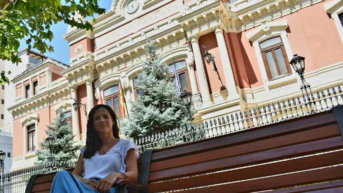 Raquel Ruiz, con la Diputación de Albacete a su espalda.