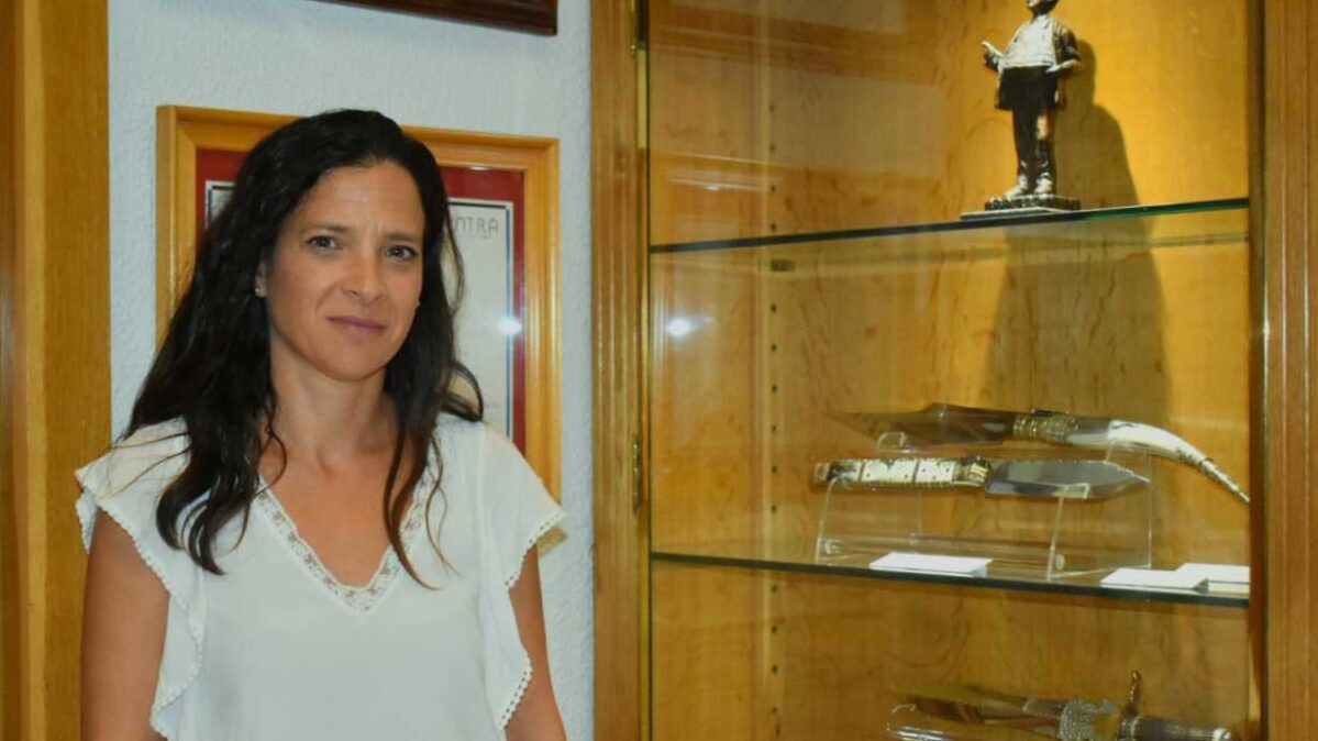 Raquel Ruiz, junto a uno de los grandes emblemas de la provincia, las navajas de Albacete.