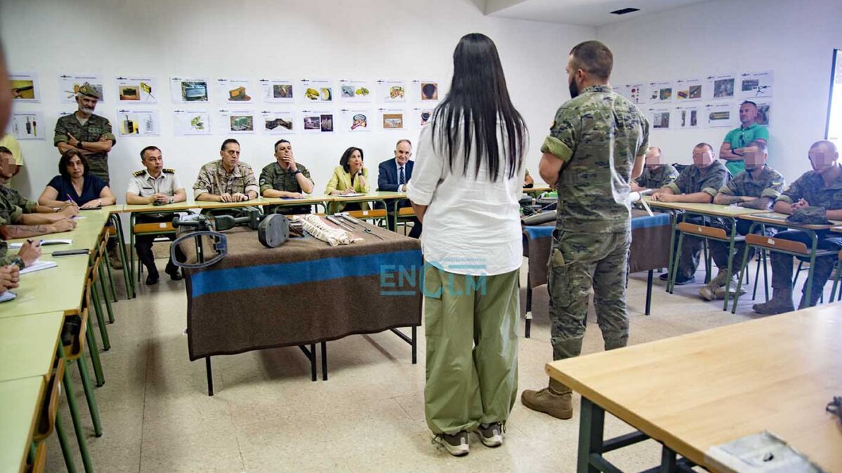 La ministra de Defensa, Margarita Robles, en la Academia de Infantería Foto: Rebeca Arango