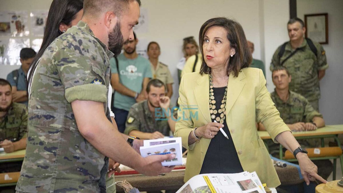 La ministra de Defensa, Margarita Robles, durante su visita a la Academia de Infantería de Toledo