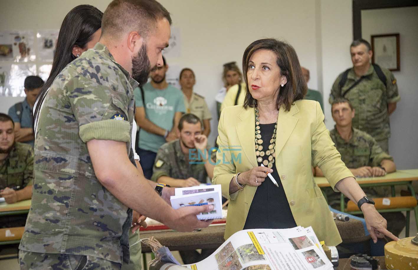 La ministra de Defensa, Margarita Robles, durante su visita a la Academia de Infantería de Toledo