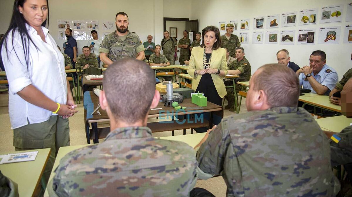 Margarita Robles visita a los ucranianos de la Academia de Infantería de Toledo