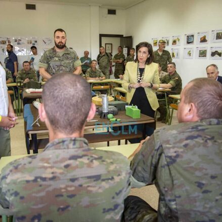 Margarita Robles visita a los ucranianos de la Academia de Infantería de Toledo