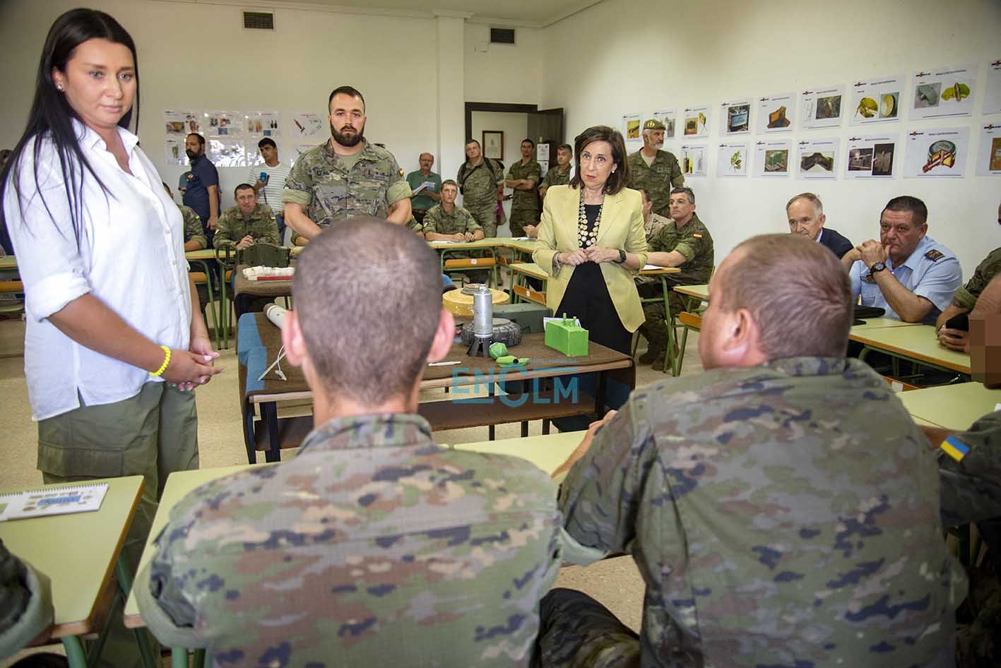 Margarita Robles visita a los ucranianos de la Academia de Infantería de Toledo