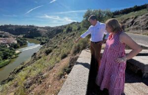 El alcalde de Toledo, Carlos Velázquez, y la concejala de Obras, Servicios y Parques y Jardines, Loreto Molina, visitando la zona que será limpiada en el Valle.