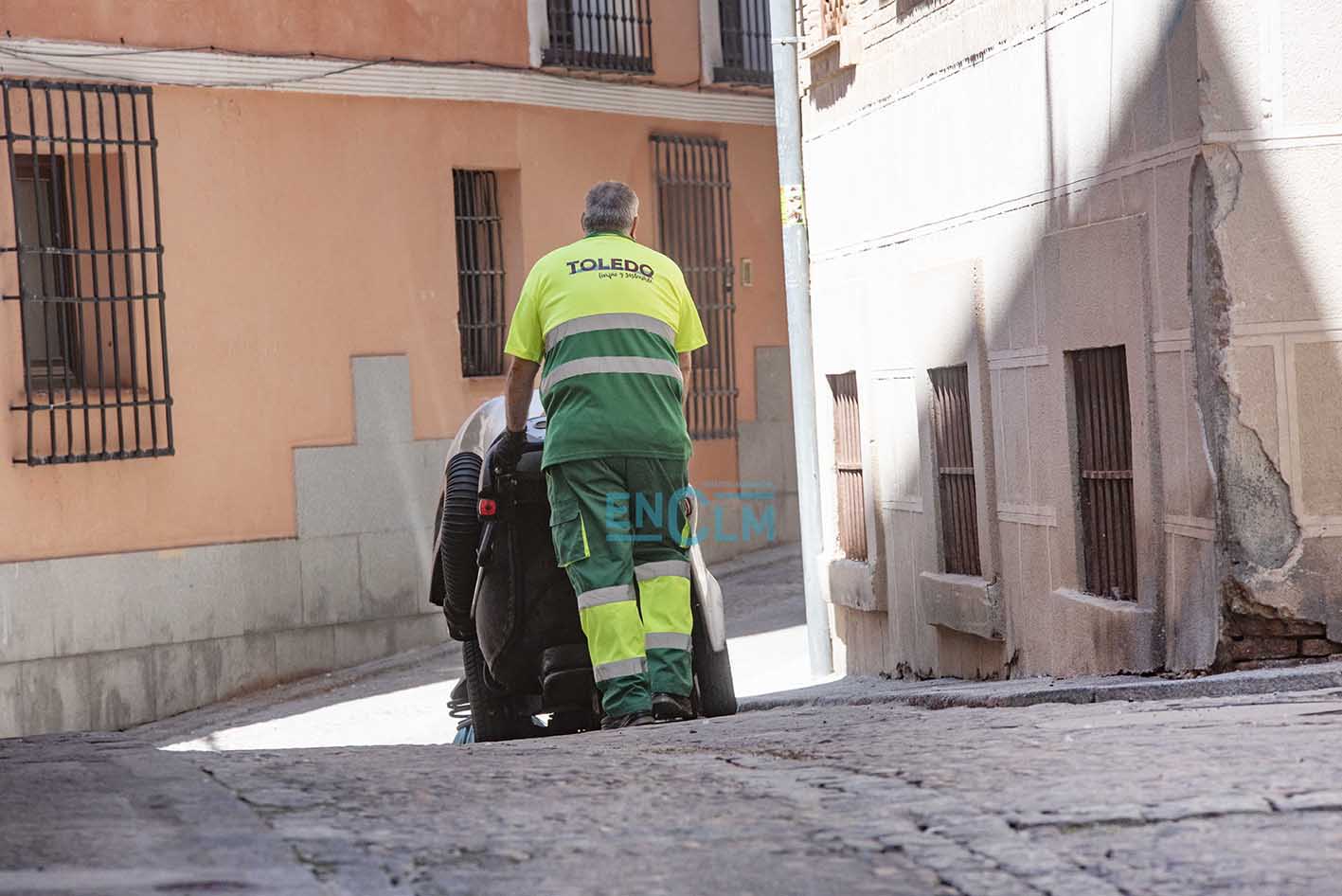 limpieza casco trabajador