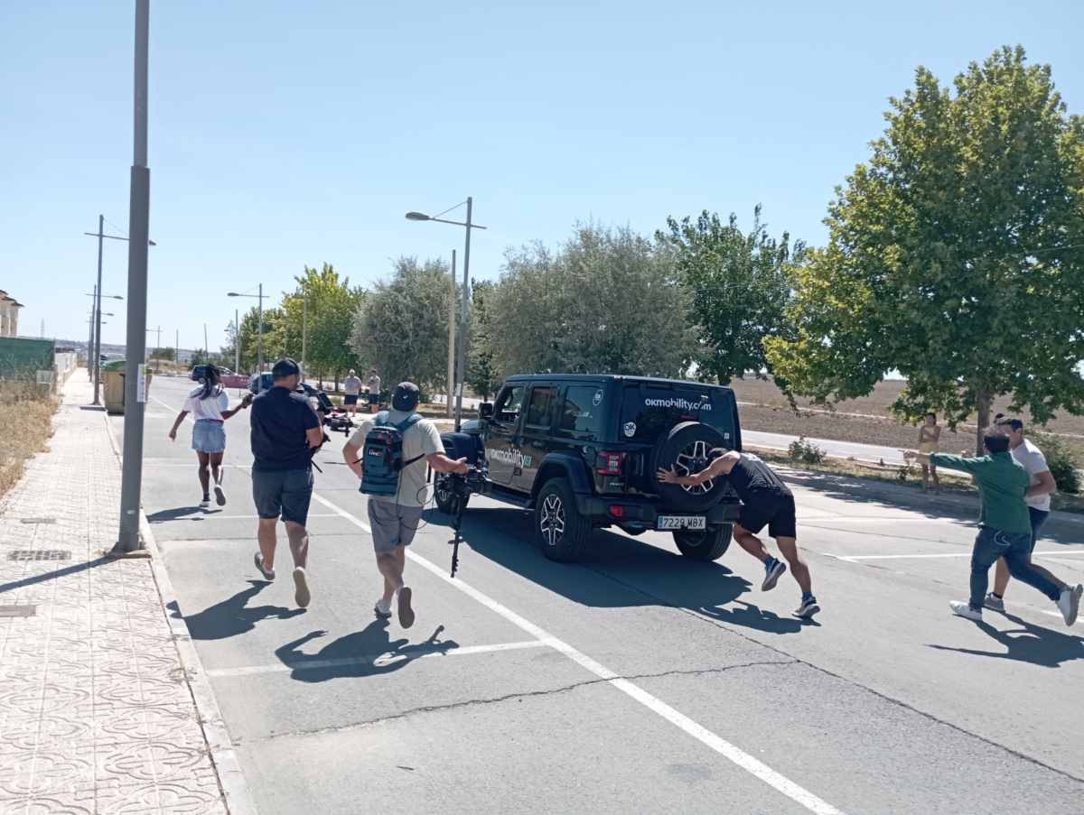 Chistian López en el récord de 100 metros empujando un coche