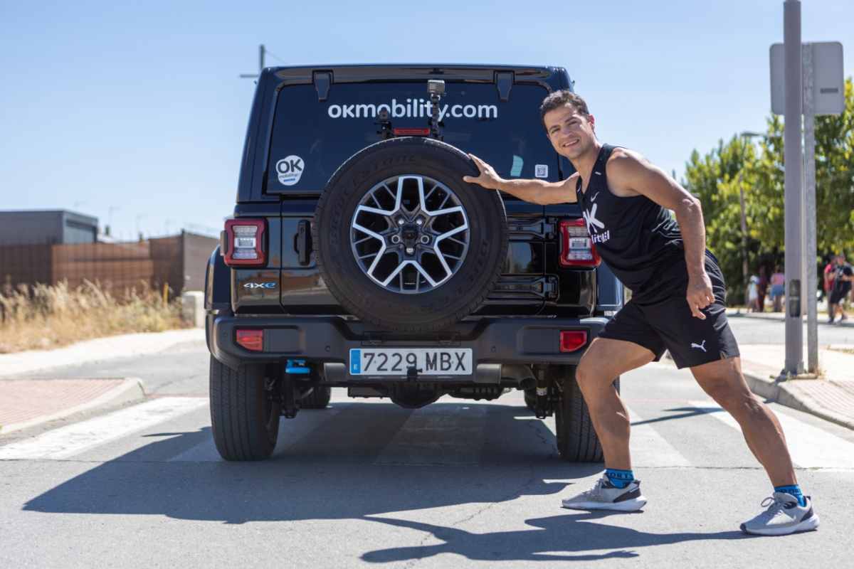 Christian López durante el récord de los 100 metros empujando un coche