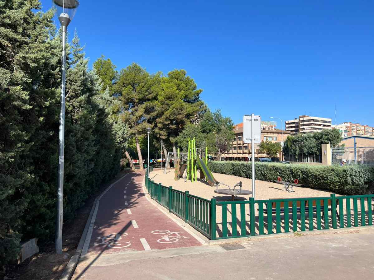 Parque de la Calle Ferias junto a un tramo del carril bici en Guadalajara