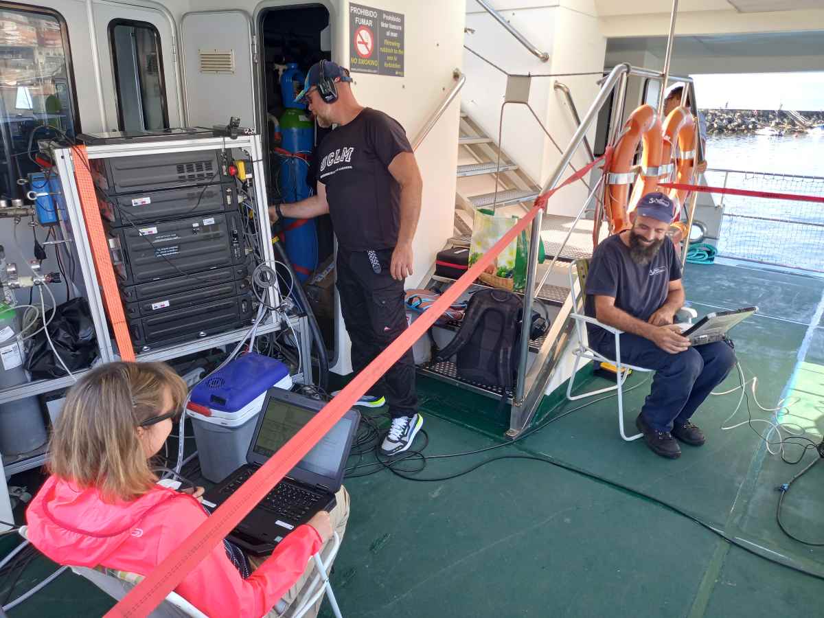 Parte del equipo de investigadores sobre la embarcación de la empresa Nabia durante una de las jornadas de ensayos. Rías Baixas, Vigo, 2023