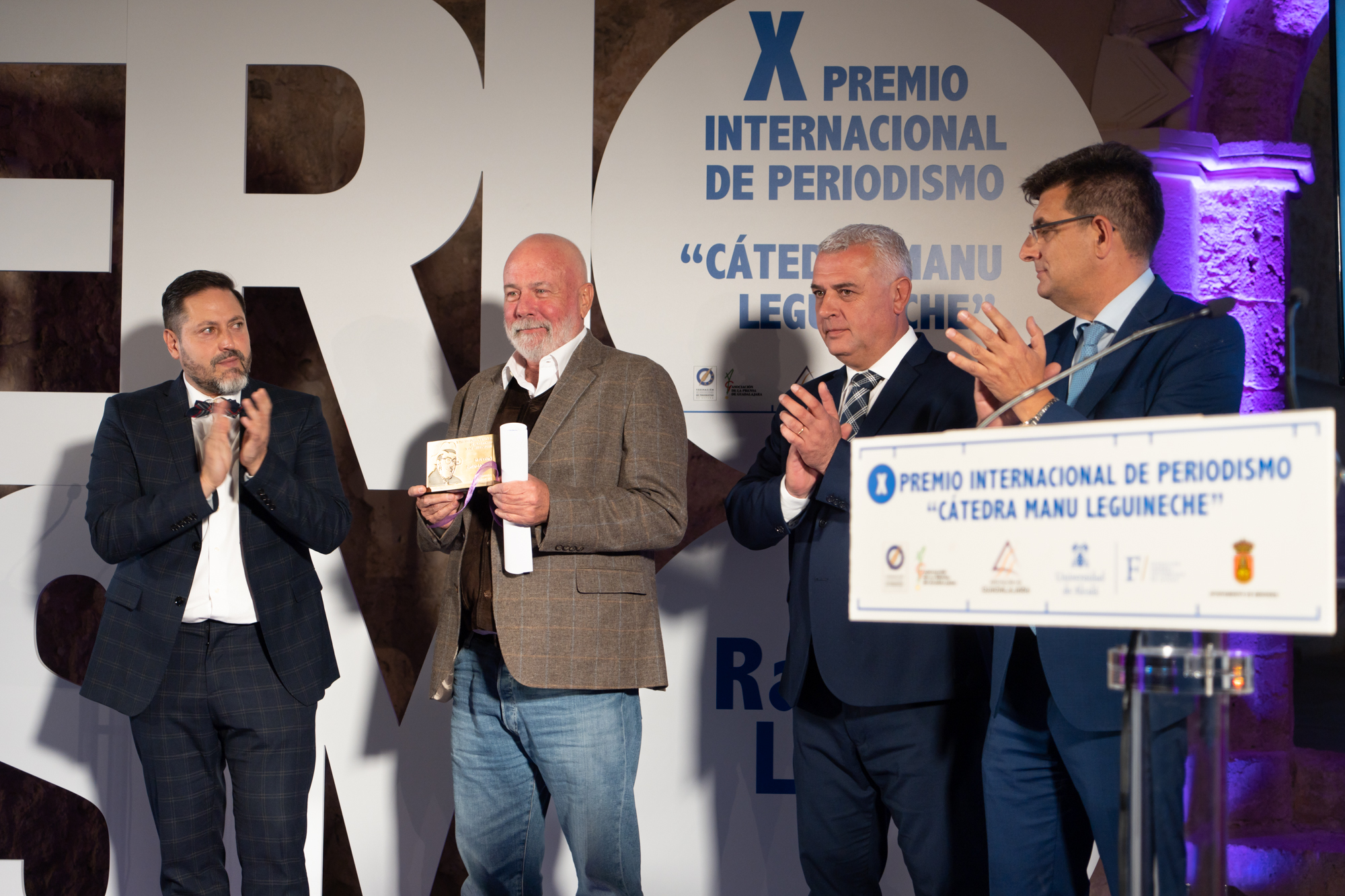 Ramón Lobo recibiendo el premio Manu Leguineche en 2022