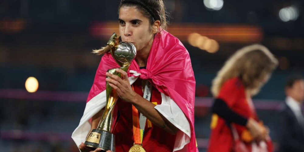 Alba Redondo con la copa del Mundial femenino.