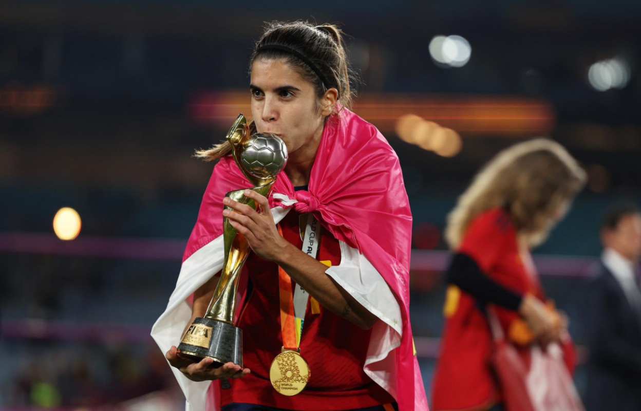 Alba Redondo con la copa del Mundial femenino.