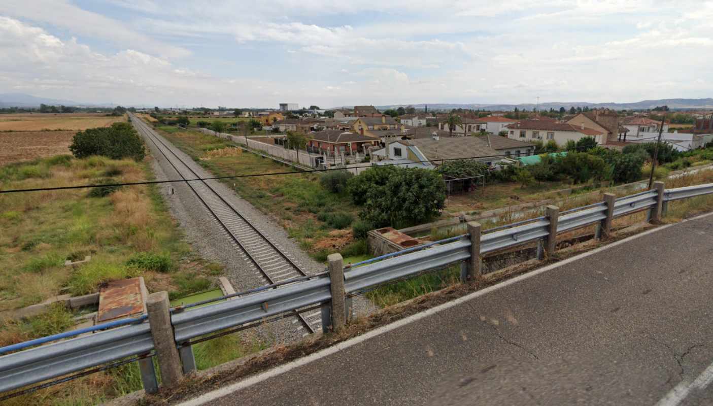 La línea Madrid-Badajoz a su paso por Alberche del Caudillo, no el punto exacto del accidente.