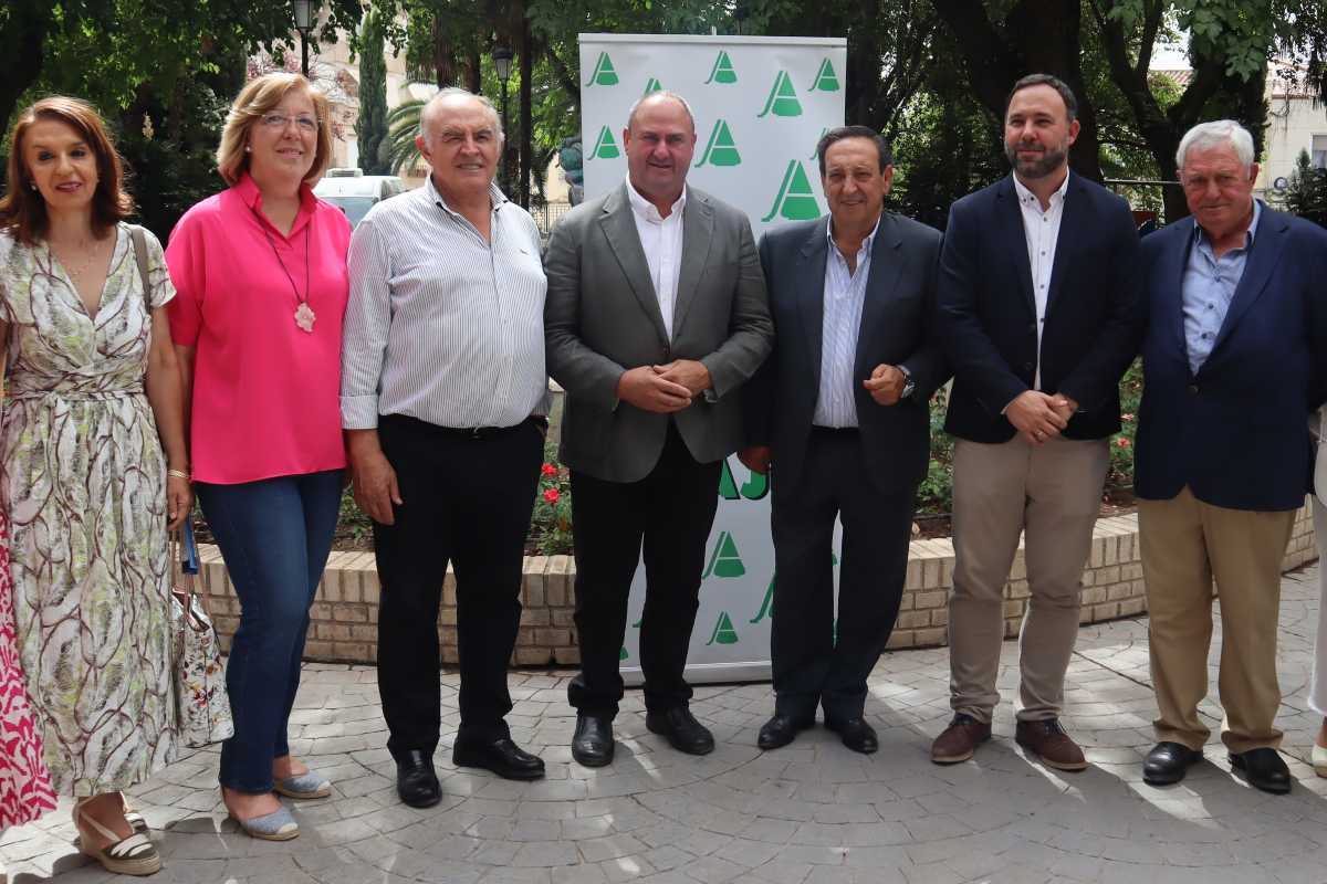 Julián Martínez Lizán, junto con miembros de Asaja en el día del viticultor.