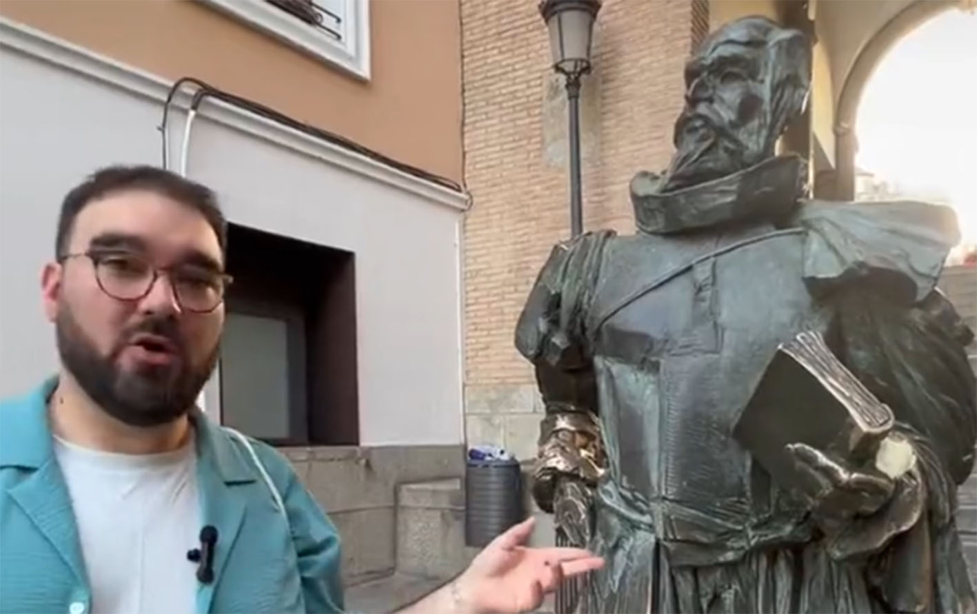 Benja Serra, junto a la escultura de Cervantes en el Arco de la Sangre, "¿este no era manco?".