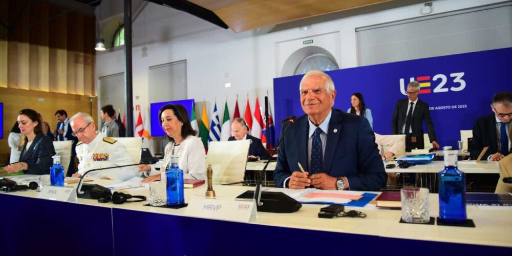 El alto representante de la UE en Asuntos Exteriores, Josep Borrell, y la ministra de Defensa de España, Margarita Robles. Foto: Rebeca Arango.