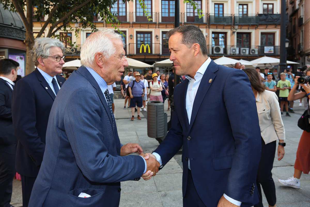 Saludo entre Josep Borrell y Carlos Velázquez.