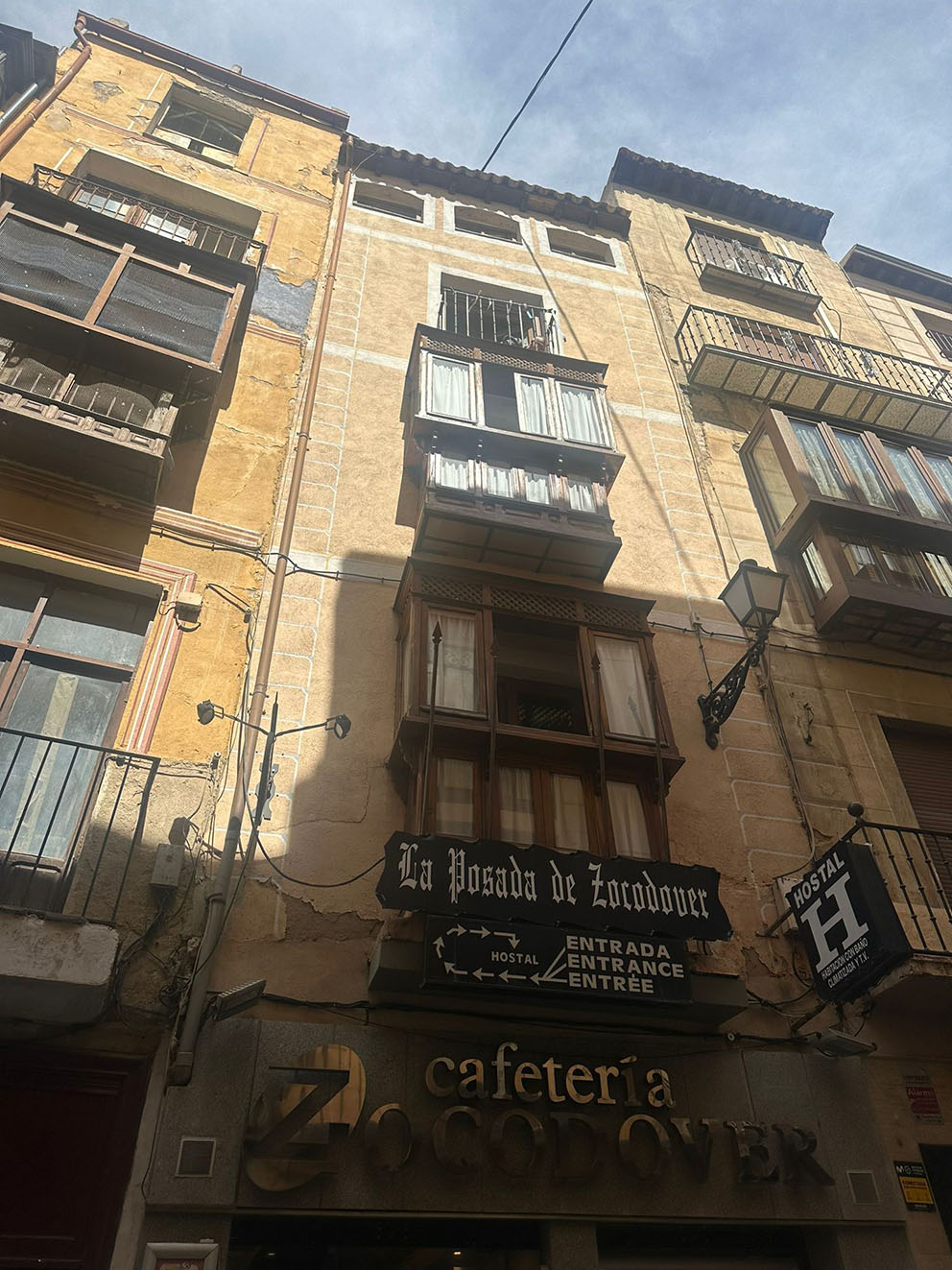 Fachada de la calle Comercio, de donde se ha caído el canalón.