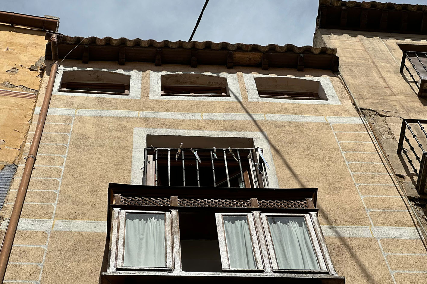 Fachada de la calle Comercio, de donde se ha caído el canalón.