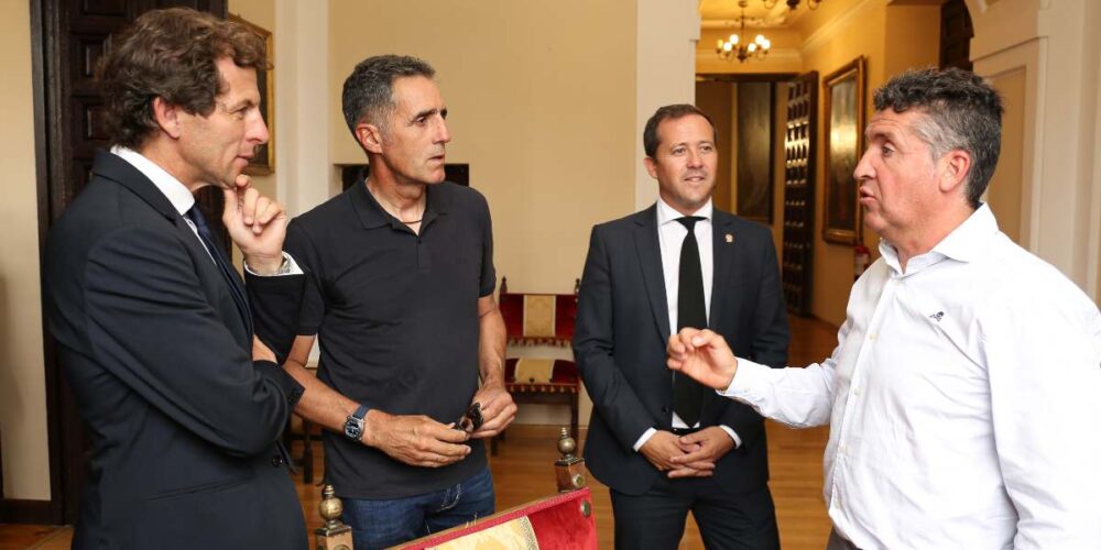 Miguel Induráin y Carlos Sastre, junto al alcalde de Toledo, Carlos Velázquez, y el concejal de Deportes, Rubén Lozano.