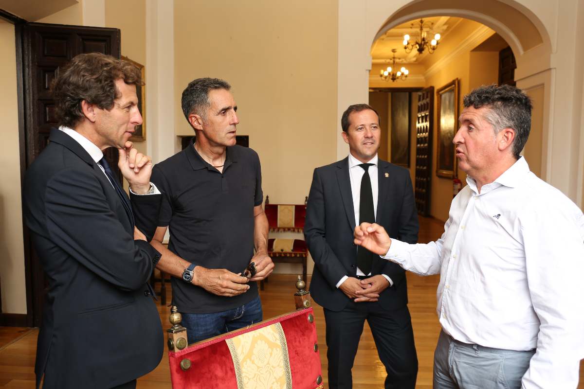 Miguel Induráin y Carlos Sastre, junto al alcalde de Toledo, Carlos Velázquez, y el concejal de Deportes, Rubén Lozano.