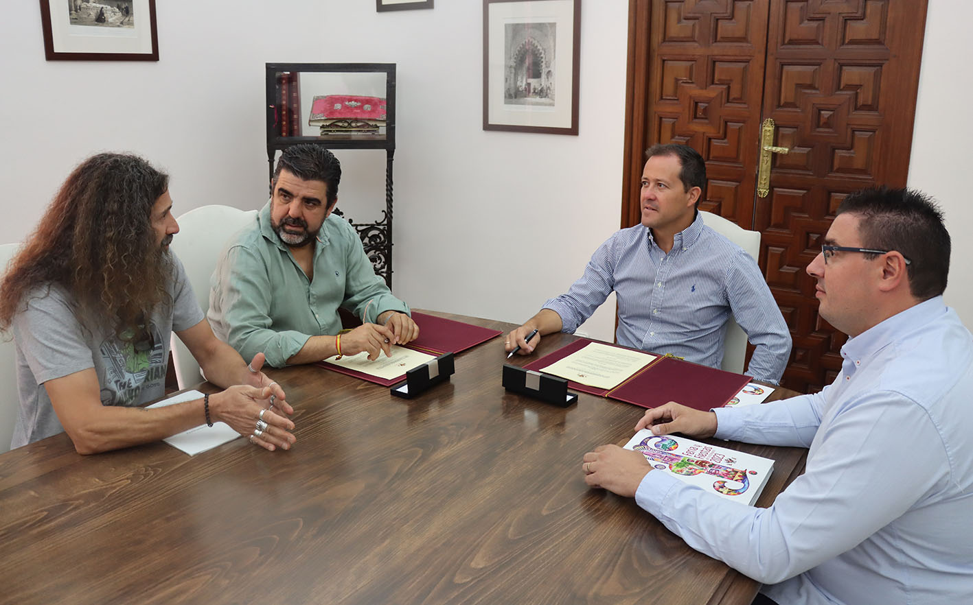 Carlos Velázquez, alcalde de Toledo, junto al presidente de los hosteleros, Tomás Palencia.