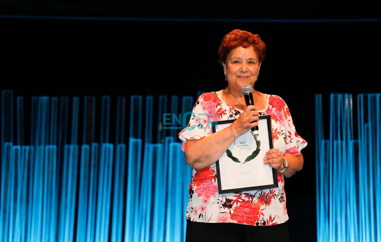 Carmen Fernández recogiendo el premio "Mujer Excelente" que le otorgó encastillalamancha.es.