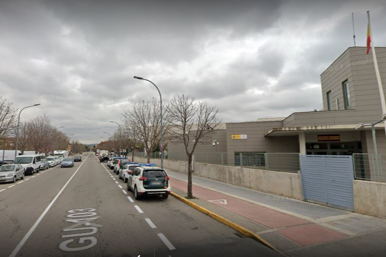 Avenida de Meco, en Azuqueca, donde se encuentra el cuartel de la Guardia Civil y hasta donde se desplazó el herido para pedir ayuda.