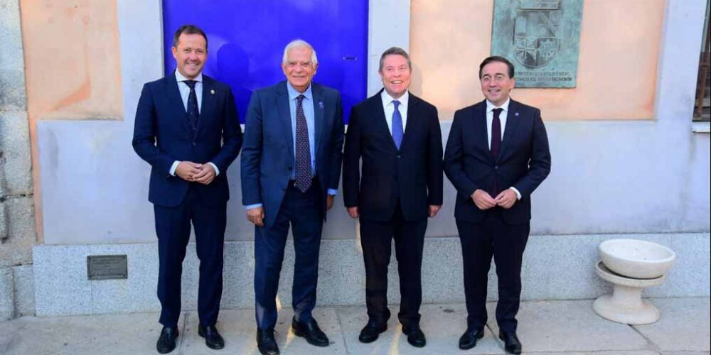 Carlos Velázquez, Alcalde de Toledo, el alto representante de la Unión en Asuntos Europeos, Josep Borrell, el presidente de Castilla-La Mancha, Emiliano García-Page, y el ministro de Asuntos Exteriores, José Albares. Foto: Rebeca Arango.