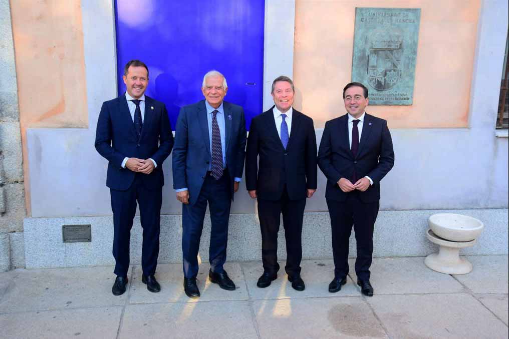 Carlos Velázquez, Alcalde de Toledo, el alto representante de la Unión en Asuntos Europeos, Josep Borrell, el presidente de Castilla-La Mancha, Emiliano García-Page, y el ministro de Asuntos Exteriores, José Albares. Foto: Rebeca Arango.