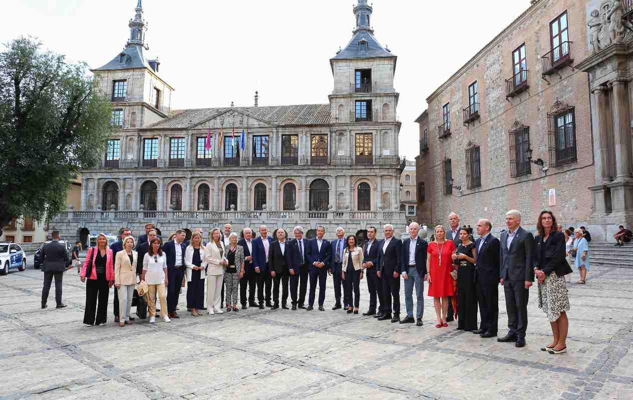 Foto de familia de los ministros de la UE en la plaza del Ayuntamiento de Toledo.